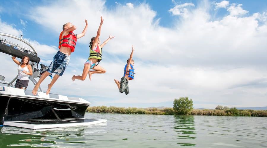 Kids Jumping Into Lake From Boat 1 Be0E28D4